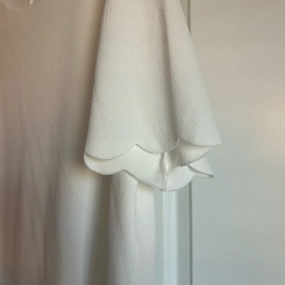 Boohoo White Textured Short Sleeve Shift Dress - Picture 2 of 4